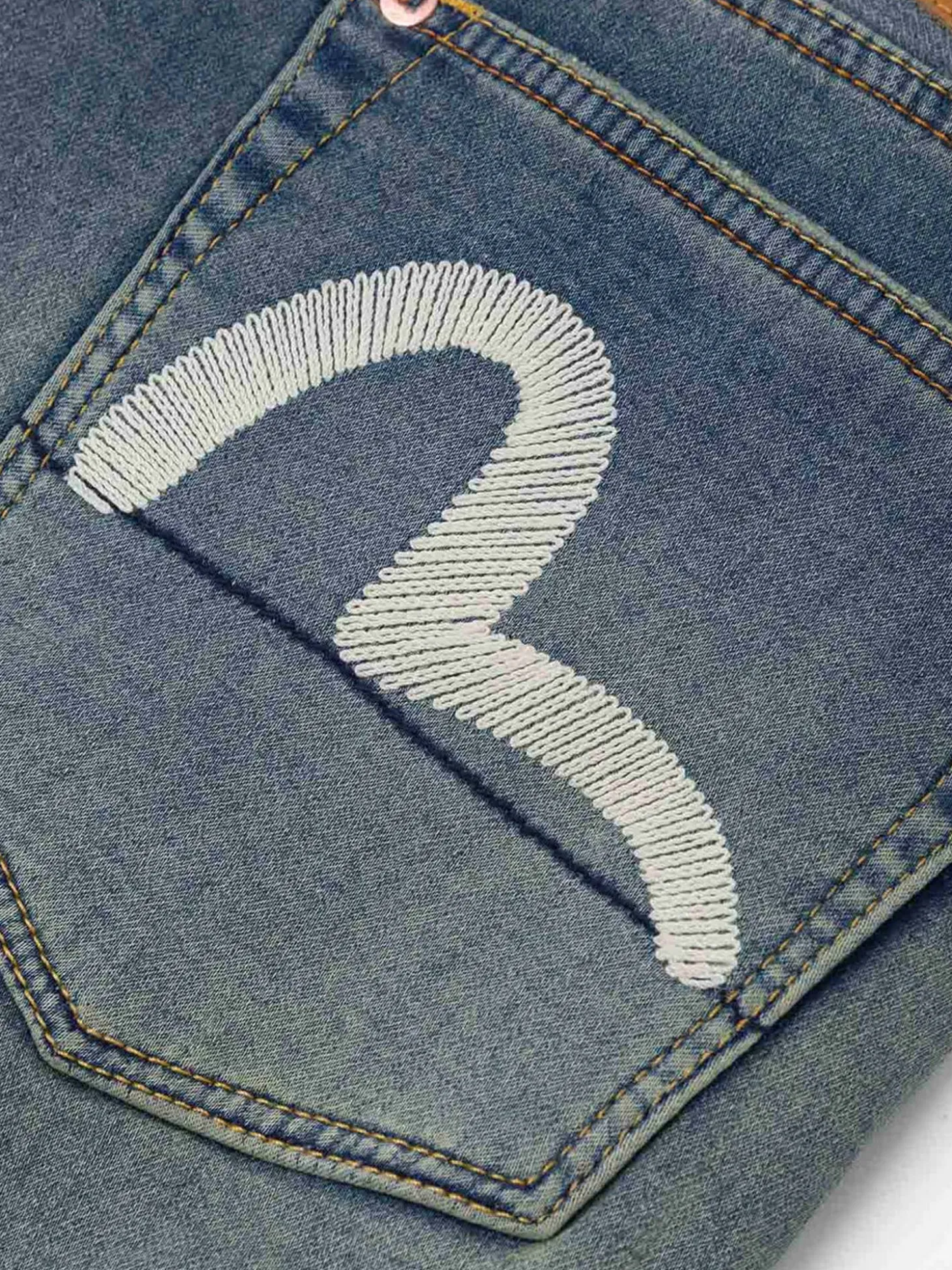 Jeans Relax Straight Fit con ricamo a gabbiano e cordino tessuto a mano 2030