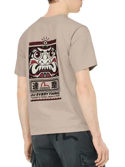 T-shirt vestibilità regolare con stampa gabbiano e totem Daruma