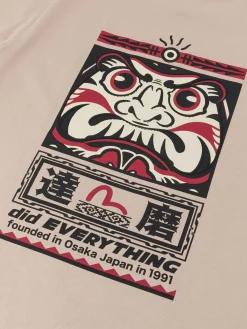 T-shirt vestibilità regolare con stampa gabbiano e totem Daruma